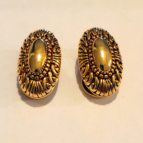 VINTAGE PREMIER USA ,GOLD COLOR OVAL CLIP ON ERRINGS - Picture 1 of 6